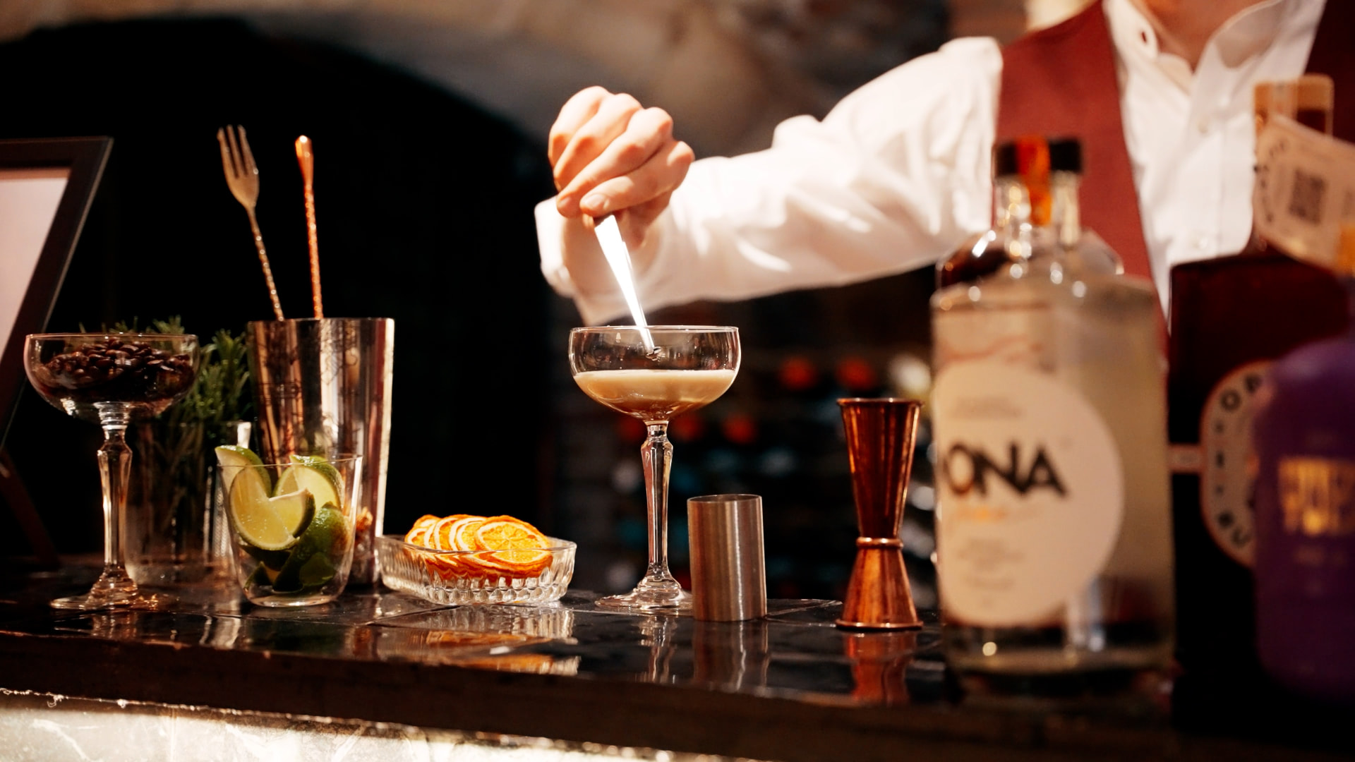 Barman die een cocktail opmaakt achter de bar tijdens Barkast